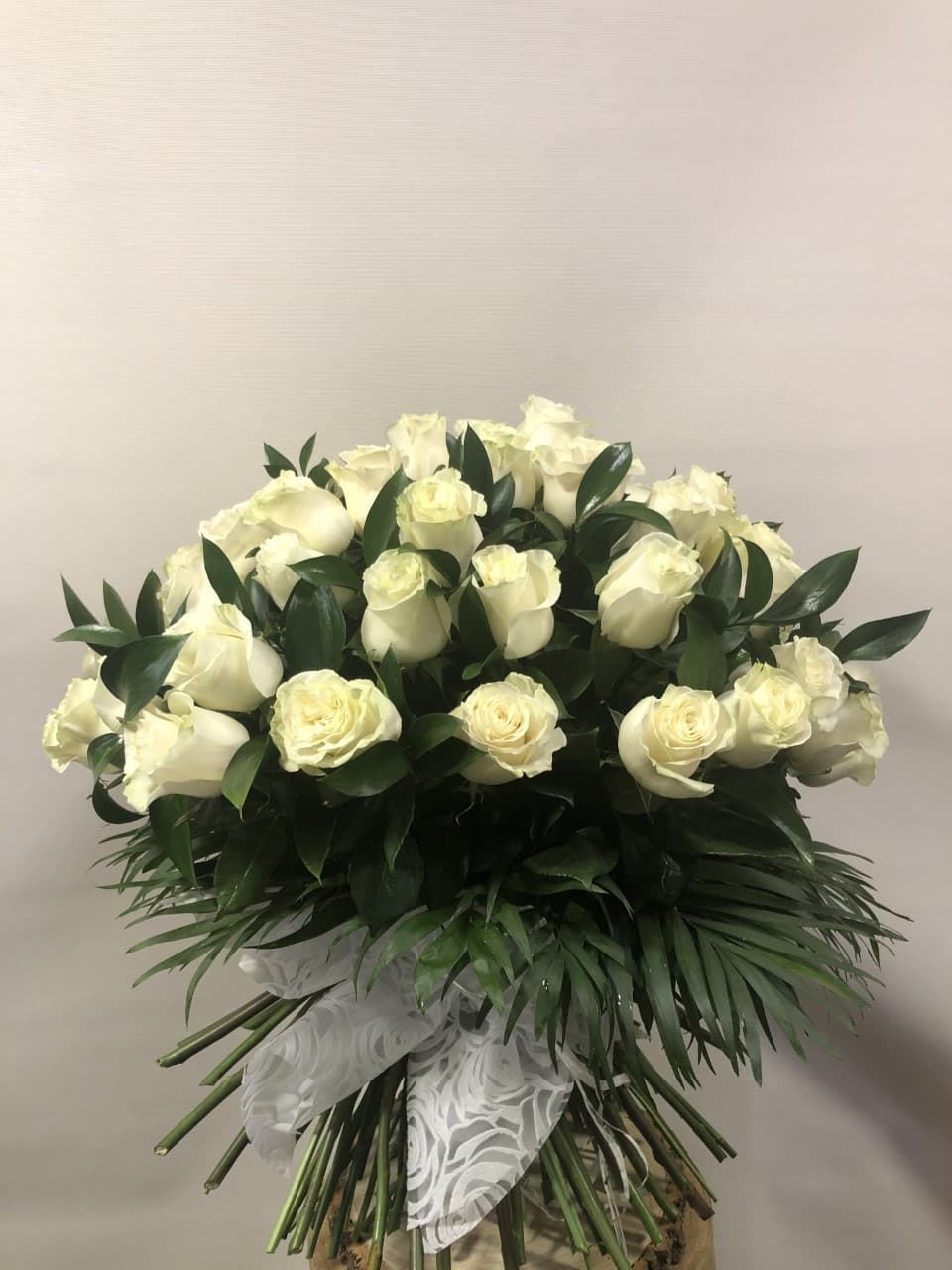 ABRAZO- Ramo 60 rosas blancas - Imagen 1