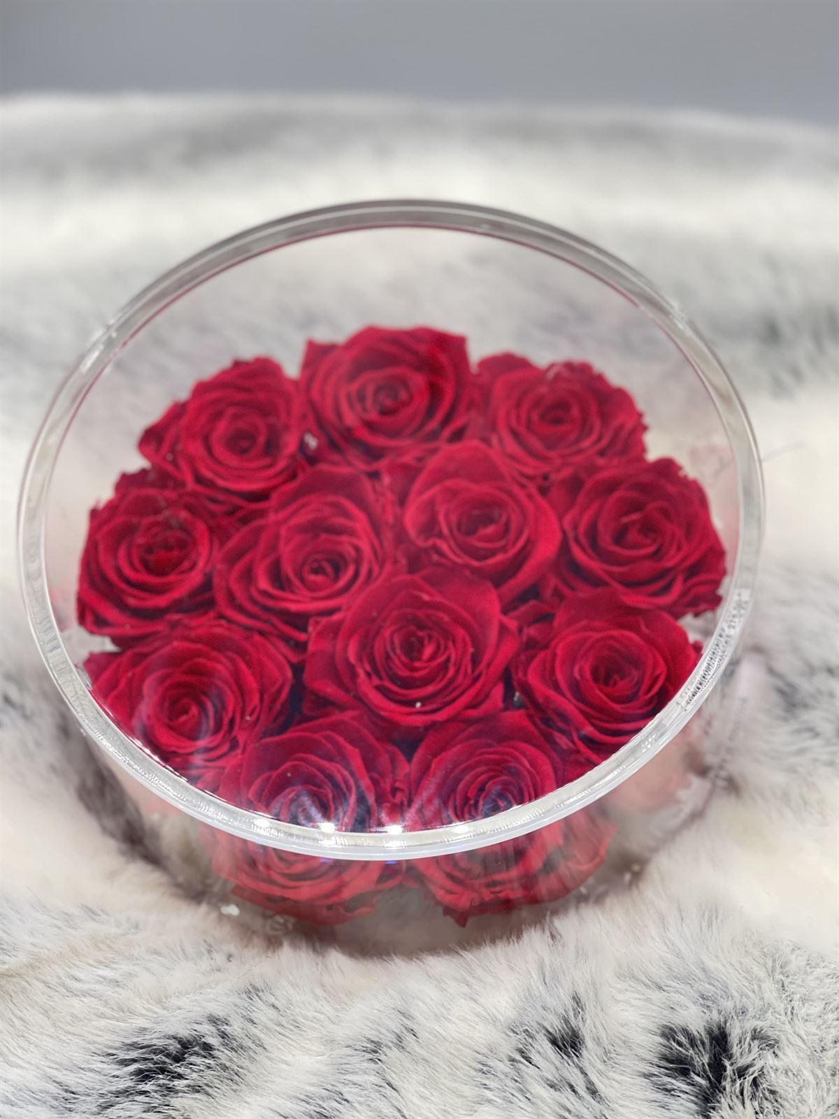 Arreglo de 12 Rosas eternas rojas con olor (flower cube) - Imagen 1