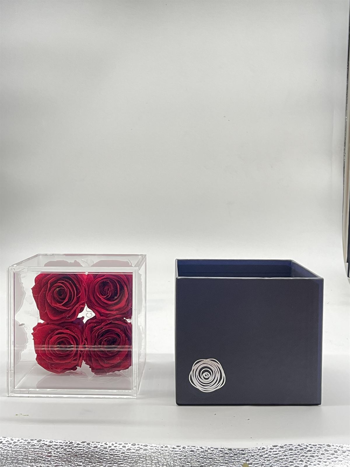 Arreglo de 4 Rosas eternas de olor, (flower cube) - Imagen 2