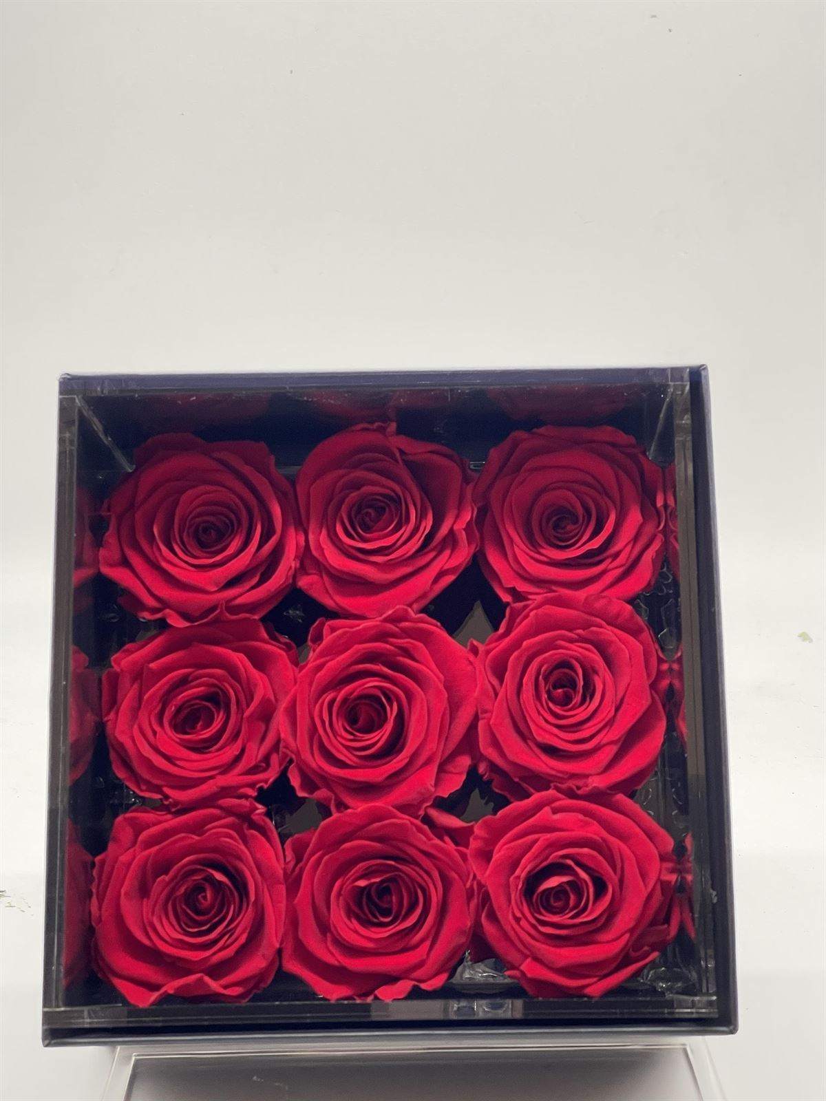 Arreglo de 9 Rosas eternas con olor- (flower cube) - Imagen 1