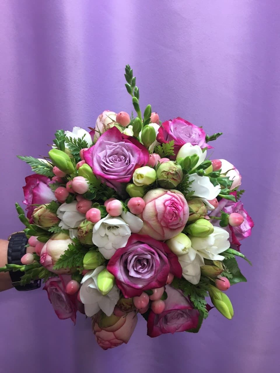 Bouquet novia con rosas, fresias e hipericum - Imagen 1