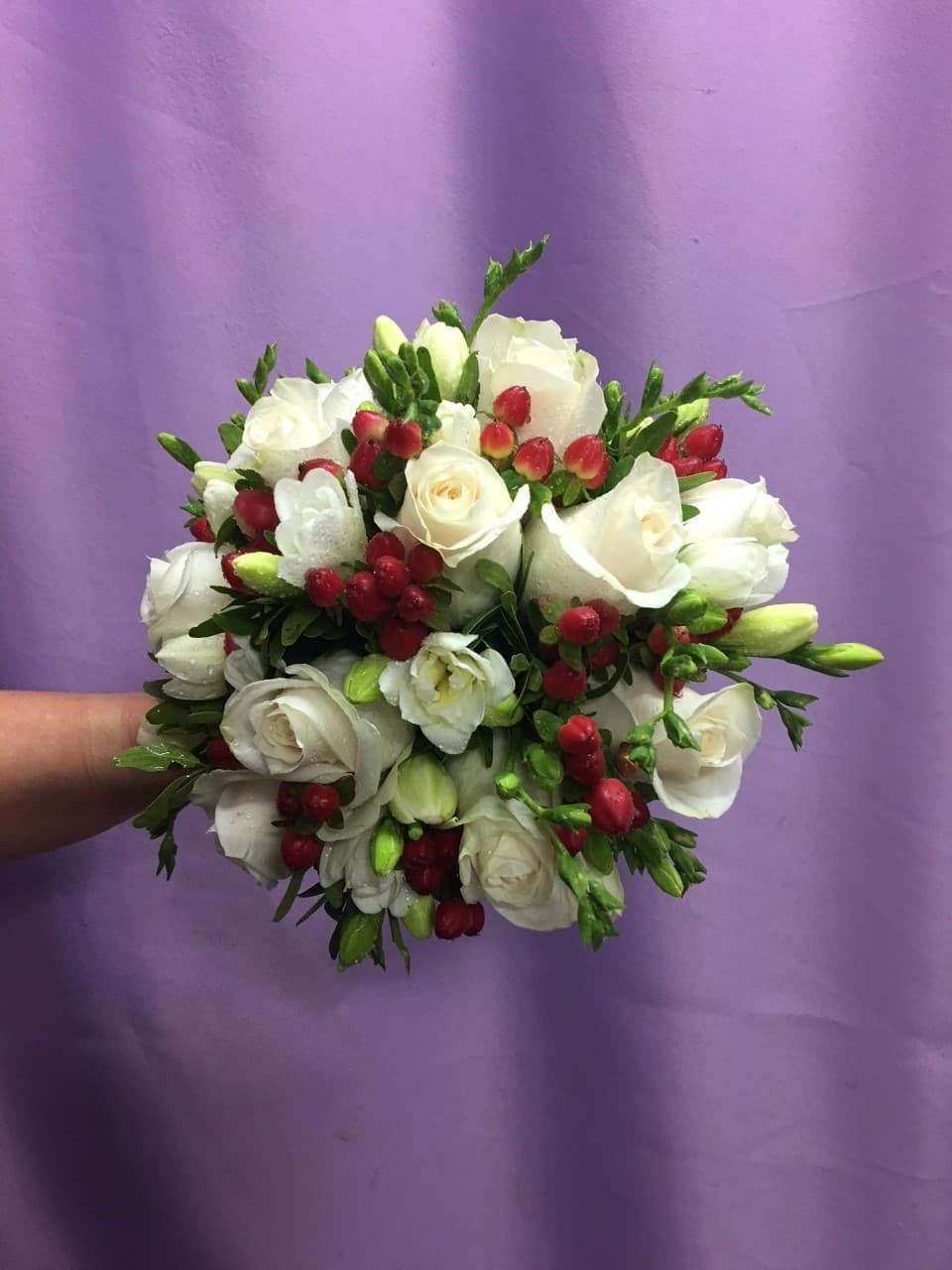 Bouquet novia de fresias, rosas e hipericum - Imagen 1