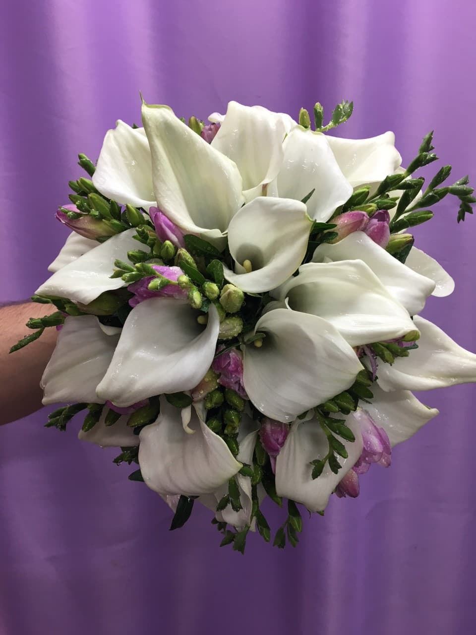 Bouquet novia de mini calas blancas y fresia - Imagen 1
