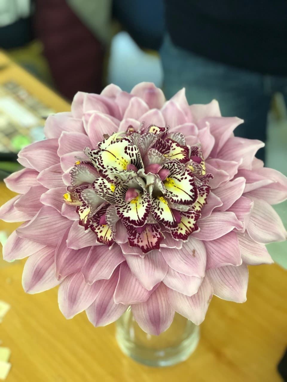 Bouquet novia de petalos de cymbidium - Imagen 1