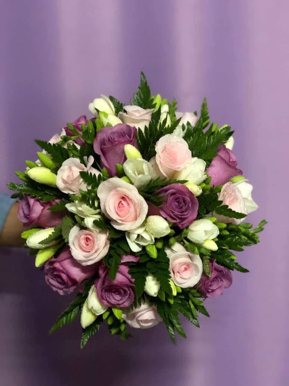 Bouquet novia de rosas y fresias - Imagen 1