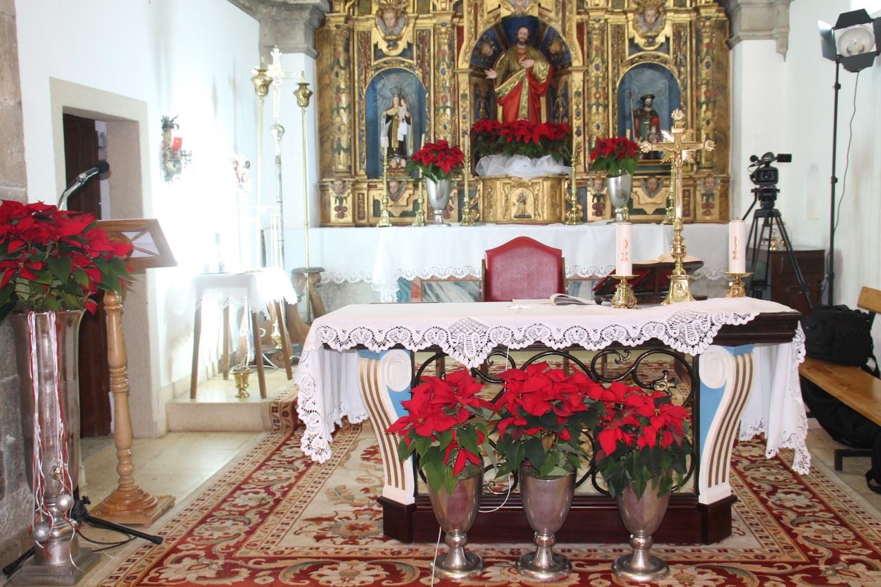 Iglesia de Poinsettias Rojas - Imagen 2