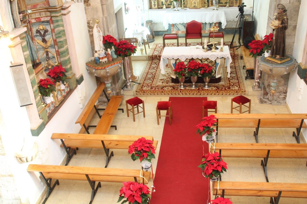 Iglesia de Poinsettias Rojas - Imagen 3