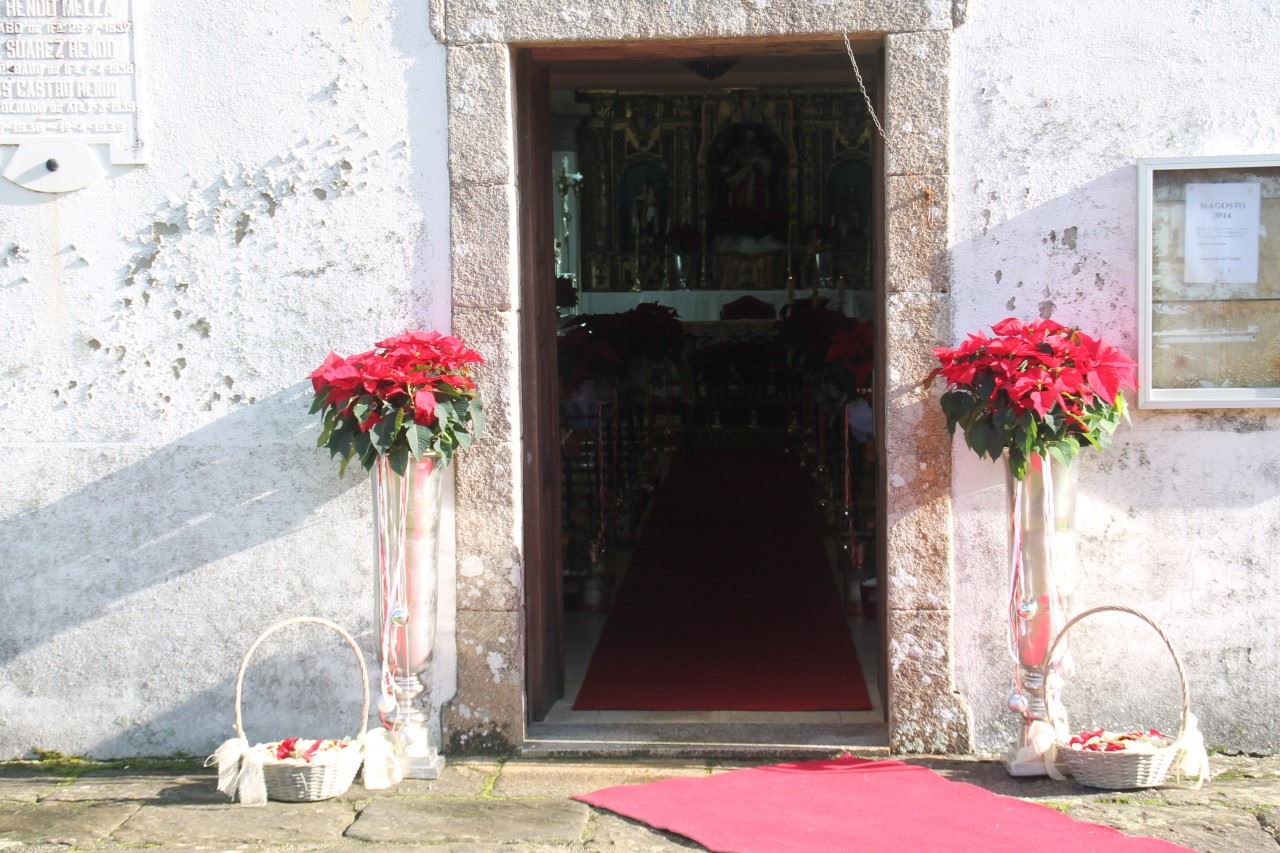 Iglesia de Poinsettias Rojas - Imagen 5