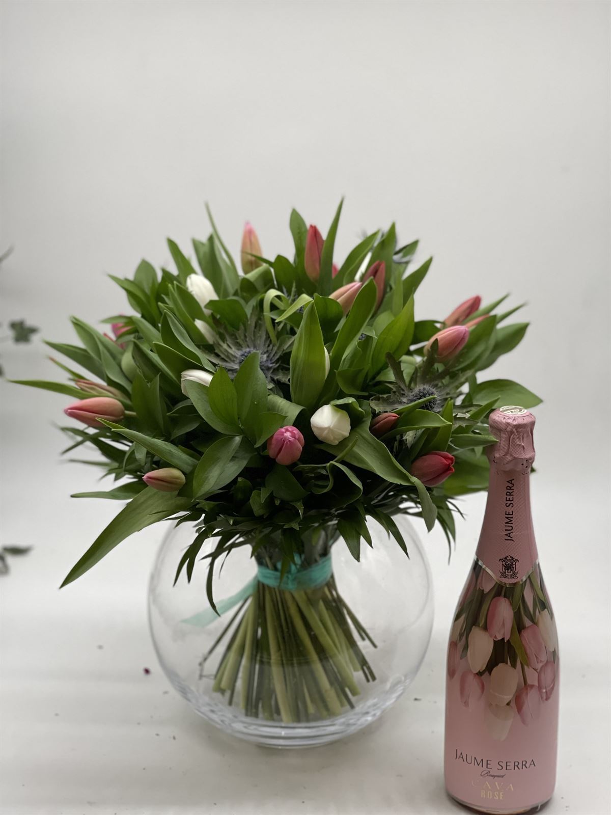 Ramo 30 tulipan variado con cava - Imagen 1