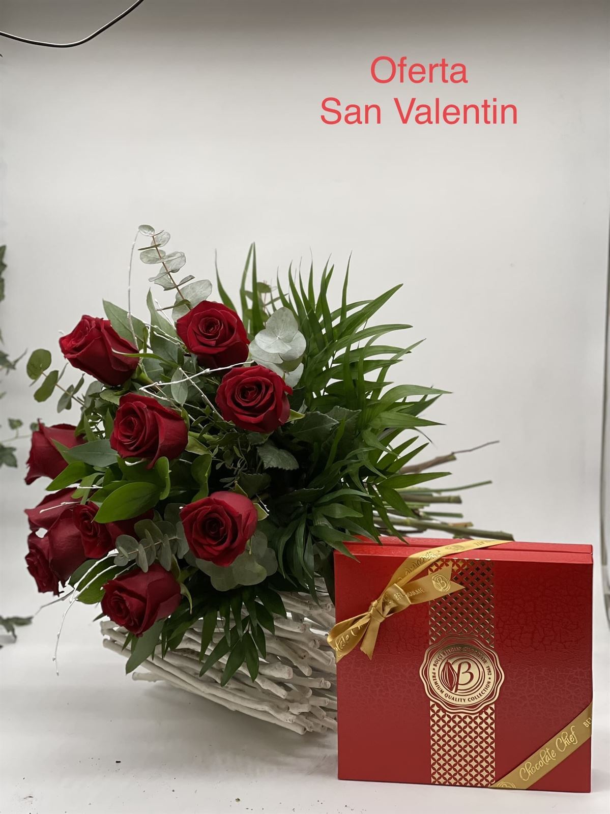 Ramo de 10 rosas rojas y caja de bombones Belgas - Imagen 1