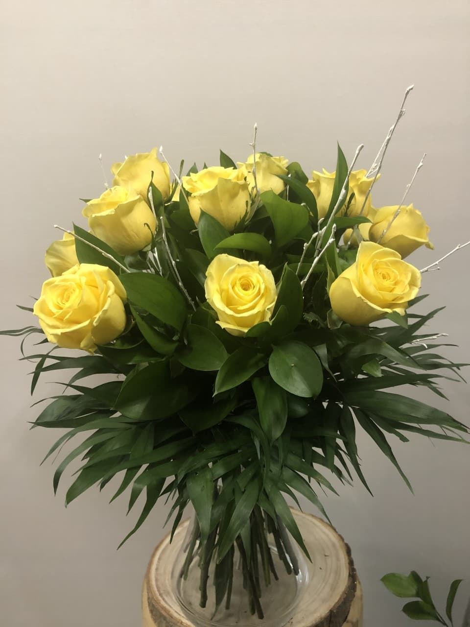 Ramo de 12 rosas amarillas - Imagen 1