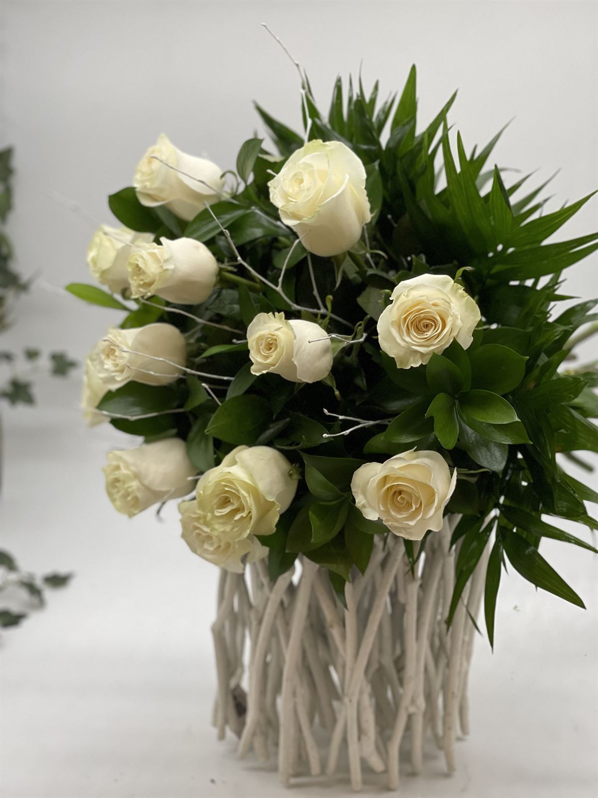 SENTIMIENTO (Ramo de 12 rosas blancas) - Imagen 1